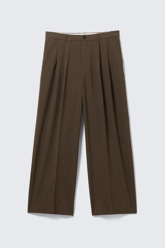 Pantalones de traje plisados de corte holgado Nate – Rayas diplomáticas marrones Pantalones de traje plisados de corte holgado Nate – Rayas diplomáticas marrones
