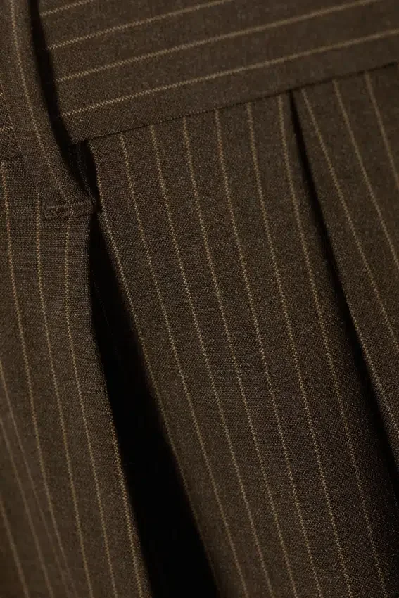Pantalones de traje plisados de corte holgado Nate – Rayas diplomáticas marrones Pantalones de traje plisados de corte holgado Nate – Rayas diplomáticas marrones