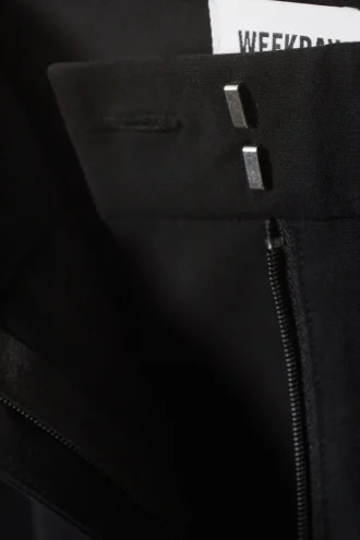 Pantalones de traje plisados de talle medio y corte holgado – Negro