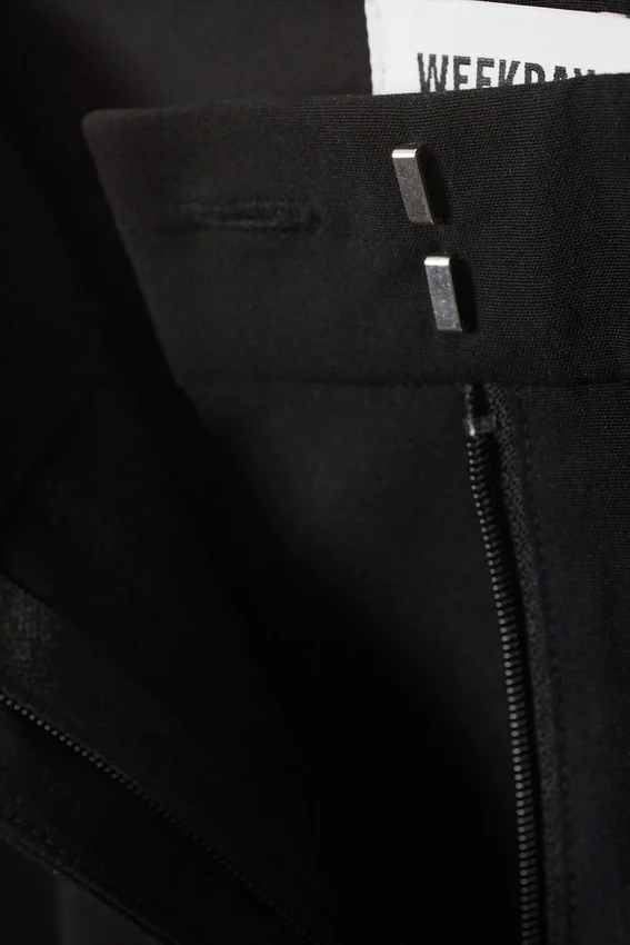 Pantalones de traje plisados de talle medio y corte holgado – Negro Pantalones de traje plisados de talle medio y corte holgado – Negro