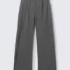 Pantalones de traje plisados de talle medio y corte holgado – Rayas gris oscuro jaspeado Pantalones de traje plisados de talle medio y corte holgado – Rayas gris oscuro jaspeado