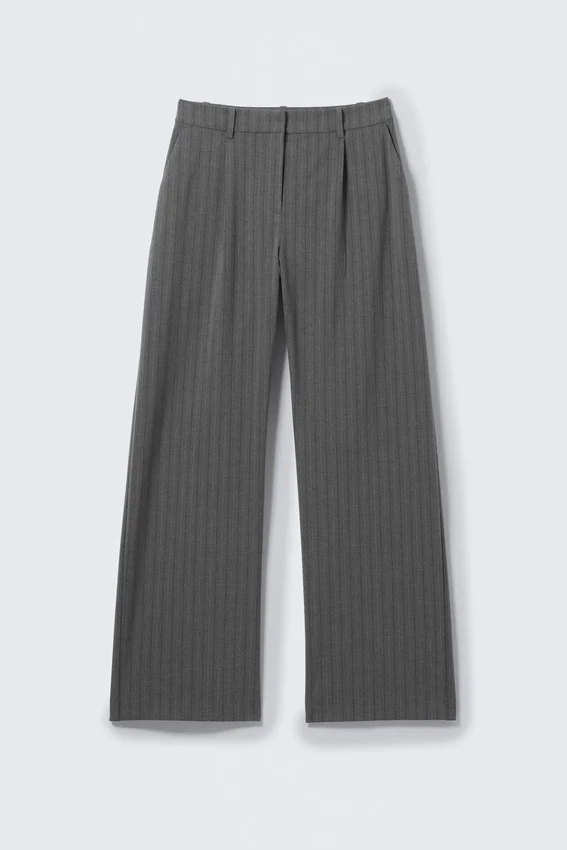 Pantalones de traje plisados de talle medio y corte holgado – Rayas gris oscuro jaspeado Pantalones de traje plisados de talle medio y corte holgado – Rayas gris oscuro jaspeado