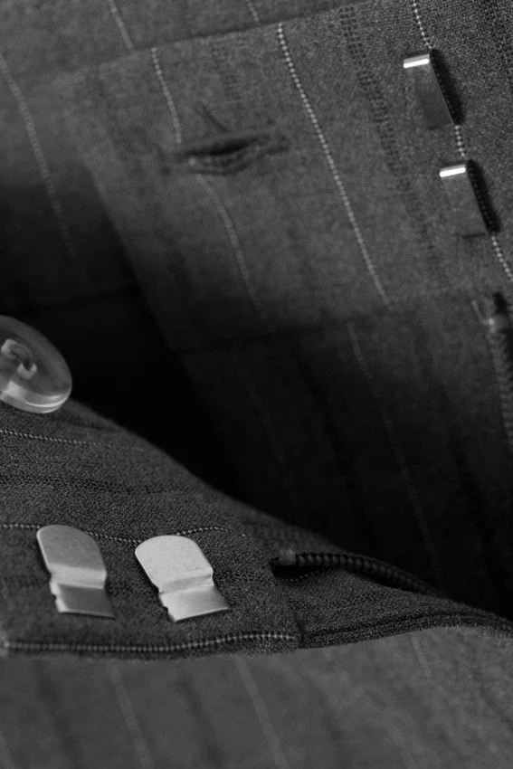 Pantalones de traje plisados de talle medio y corte holgado – Rayas gris oscuro jaspeado Pantalones de traje plisados de talle medio y corte holgado – Rayas gris oscuro jaspeado