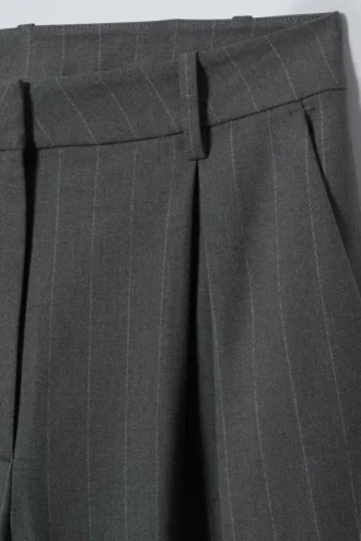 Pantalones de traje Zia – Rayas finas grises