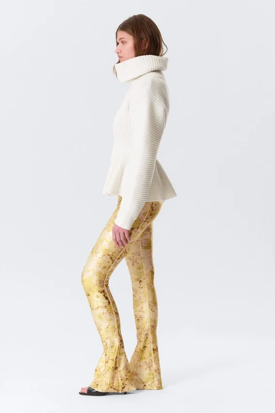 Pantalones elásticos acampanados de talle bajo – Amarillo claro – Estampado floral Pantalones elásticos acampanados de talle bajo – Amarillo claro – Estampado floral