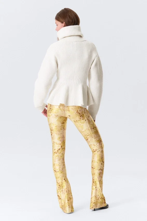 Pantalones elásticos acampanados de talle bajo – Amarillo claro – Estampado floral Pantalones elásticos acampanados de talle bajo – Amarillo claro – Estampado floral