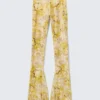 Pantalones elásticos acampanados de talle bajo – Amarillo claro – Estampado floral Pantalones elásticos acampanados de talle bajo – Amarillo claro – Estampado floral