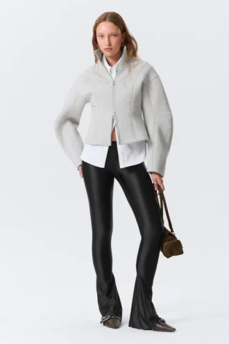 Pantalones elásticos acampanados de talle bajo – Negro
