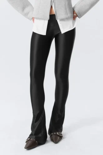 Pantalones elásticos acampanados de talle bajo – Negro