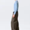 Pantalones estructurados de talle medio y corte holgado Astro Loose Baggy – Marrón oscuro Pantalones estructurados de talle medio y corte holgado Astro Loose Baggy – Marrón oscuro