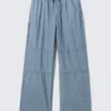 Pantalones holgados de cambray – Azul lavado Pantalones holgados de cambray – Azul lavado