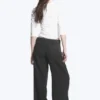 Pantalones holgados de cintura baja con efecto arrugado – Gris oscuro