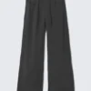 Pantalones holgados de cintura baja con efecto arrugado – Gris oscuro