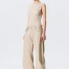 Pantalones holgados de talle bajo con tachuelas y corte acampanado – Beige Pantalones holgados de talle bajo con tachuelas y corte acampanado – Beige