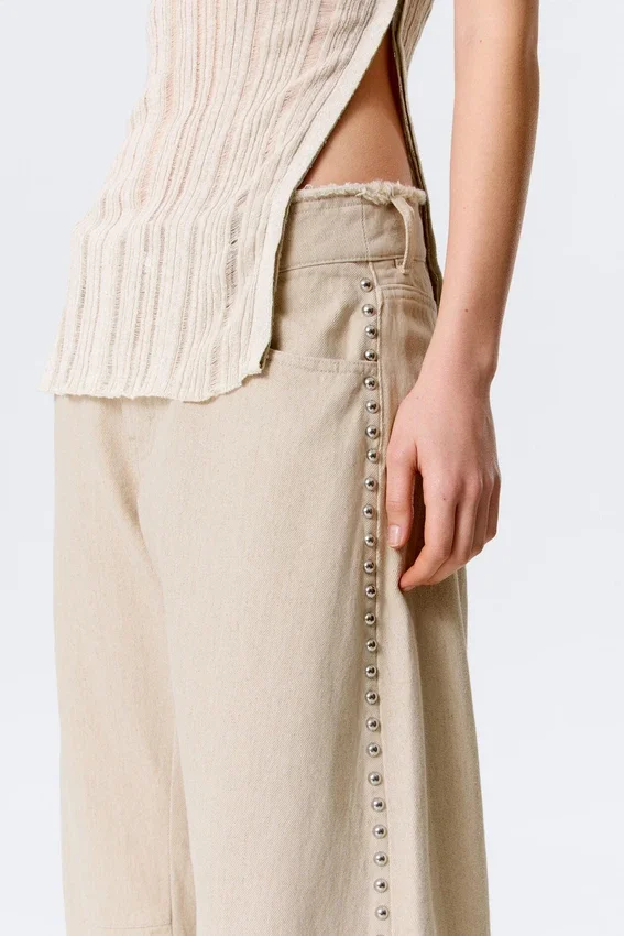 Pantalones holgados de talle bajo con tachuelas y corte acampanado – Beige Pantalones holgados de talle bajo con tachuelas y corte acampanado – Beige