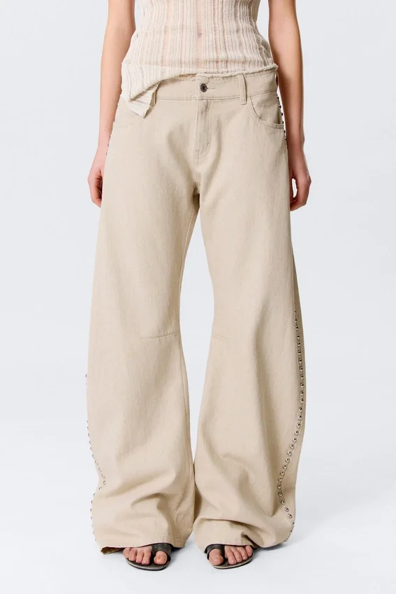 Pantalones holgados de talle bajo con tachuelas y corte acampanado – Beige Pantalones holgados de talle bajo con tachuelas y corte acampanado – Beige