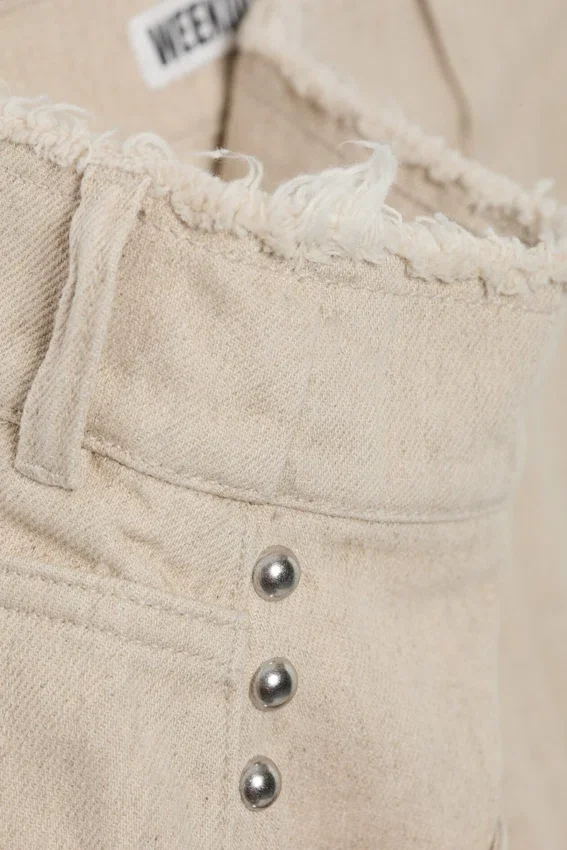 Pantalones holgados de talle bajo con tachuelas y corte acampanado – Beige Pantalones holgados de talle bajo con tachuelas y corte acampanado – Beige