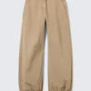 Pantalones holgados de talle bajo con tejido ripstop – Beige Pantalones holgados de talle bajo con tejido ripstop – Beige