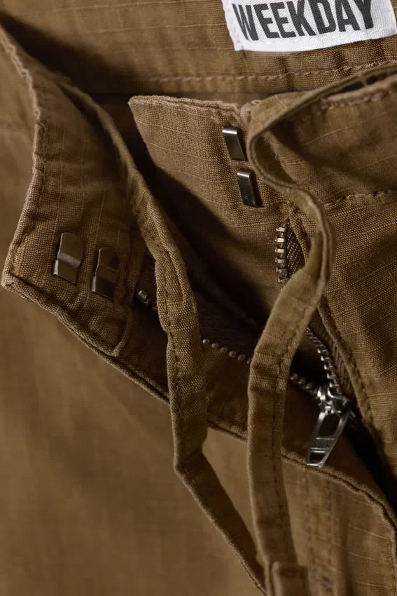 Pantalones holgados de talle bajo con tejido ripstop – Caqui oscuro Pantalones holgados de talle bajo con tejido ripstop – Caqui oscuro