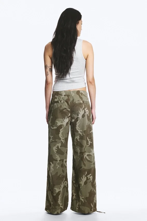 Pantalones holgados de talle bajo con tejido ripstop – Verde caqui – Camuflaje Pantalones holgados de talle bajo con tejido ripstop – Verde caqui – Camuflaje