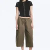 Pantalones holgados de talle bajo y corte corto – Dark Mole