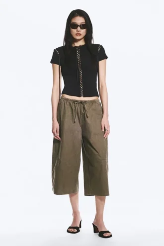 Pantalones holgados de talle bajo y corte corto – Dark Mole