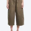 Pantalones holgados de talle bajo y corte corto – Dark Mole