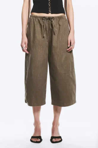 Pantalones holgados de talle bajo y corte corto – Dark Mole