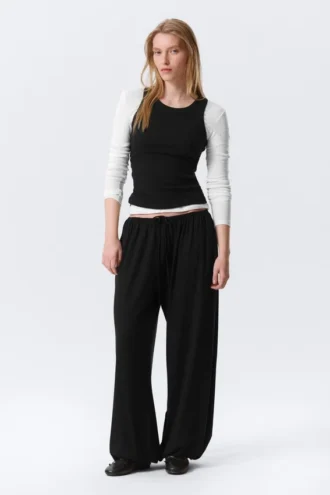 Pantalones holgados de talle medio con efecto globo – Negro