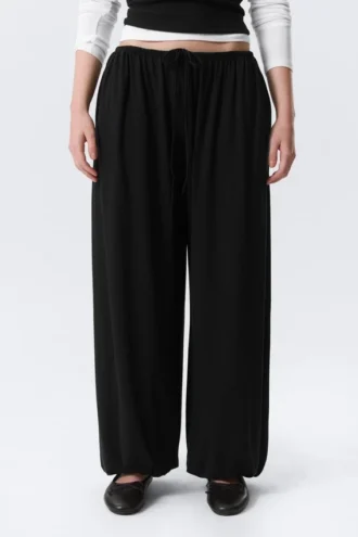 Pantalones holgados de talle medio con efecto globo – Negro