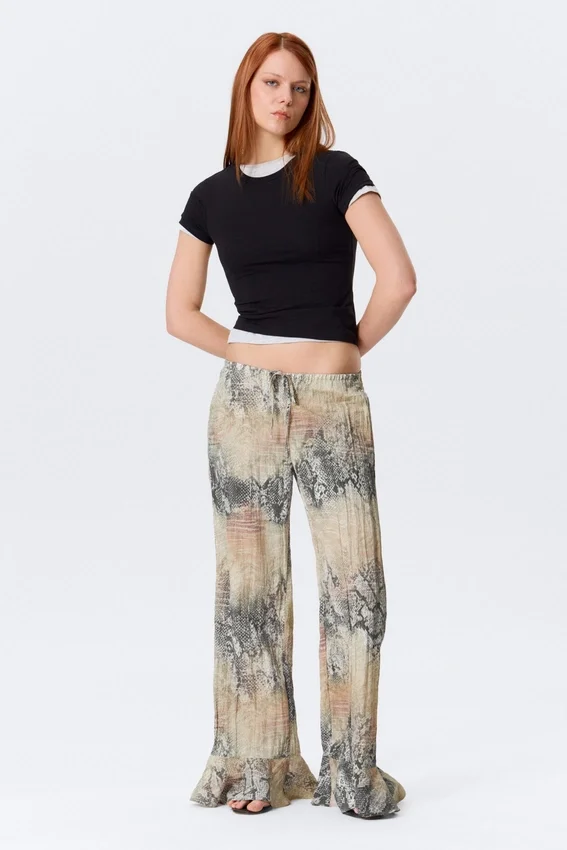 Pantalones holgados de talle medio con volantes – Beige – Estampado de piel de serpiente Pantalones holgados de talle medio con volantes – Beige – Estampado de piel de serpiente