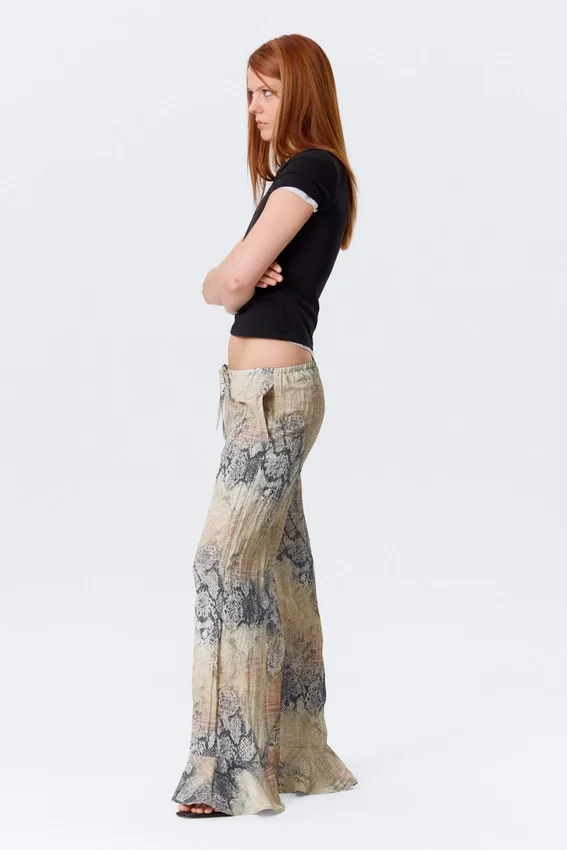 Pantalones holgados de talle medio con volantes – Beige – Estampado de piel de serpiente Pantalones holgados de talle medio con volantes – Beige – Estampado de piel de serpiente
