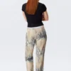 Pantalones holgados de talle medio con volantes – Beige – Estampado de piel de serpiente Pantalones holgados de talle medio con volantes – Beige – Estampado de piel de serpiente