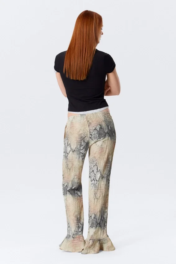 Pantalones holgados de talle medio con volantes – Beige – Estampado de piel de serpiente Pantalones holgados de talle medio con volantes – Beige – Estampado de piel de serpiente