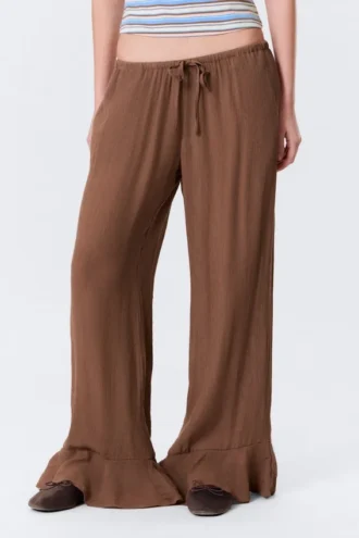 Pantalones holgados de talle medio con volantes – Marrón