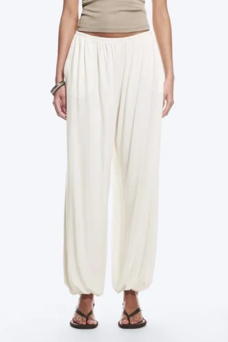 Pantalones holgados de talle medio y corte acampanado – Blanco