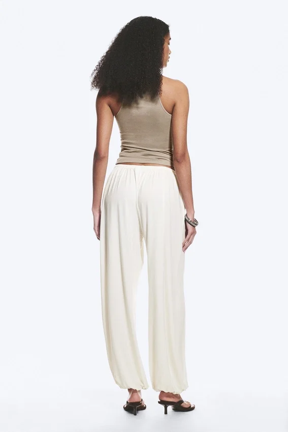 Pantalones holgados de talle medio y corte acampanado – Blanco Pantalones holgados de talle medio y corte acampanado – Blanco