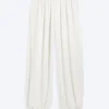 Pantalones holgados de talle medio y corte acampanado – Blanco Pantalones holgados de talle medio y corte acampanado – Blanco