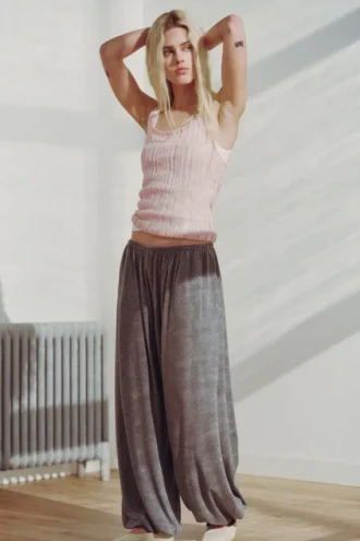 Pantalones holgados de talle medio y corte acampanado – Gris jaspeado