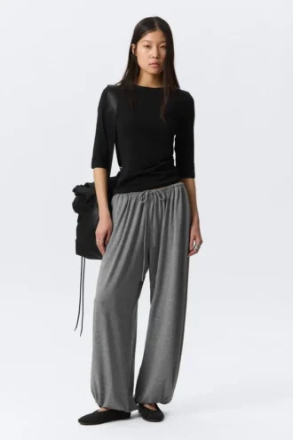 Pantalones holgados de talle medio y corte acampanado – Gris jaspeado