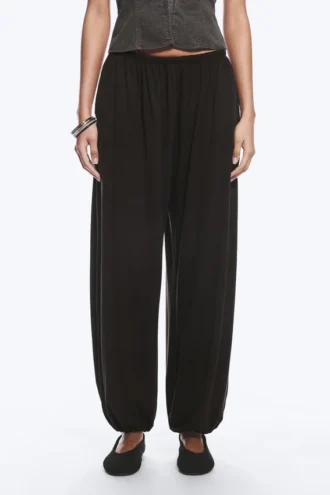 Pantalones holgados de talle medio y corte acampanado – Marrón oscuro