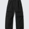 Pantalones holgados plisados tipo paracaidista – Negro Pantalones holgados plisados tipo paracaidista – Negro