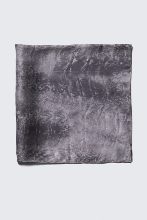 Pañuelo cuadrado estampado – Negro Pañuelo cuadrado estampado – Negro
