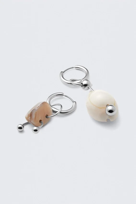Pendientes colgantes con concha perforada – Plata Pendientes colgantes con concha perforada – Plata