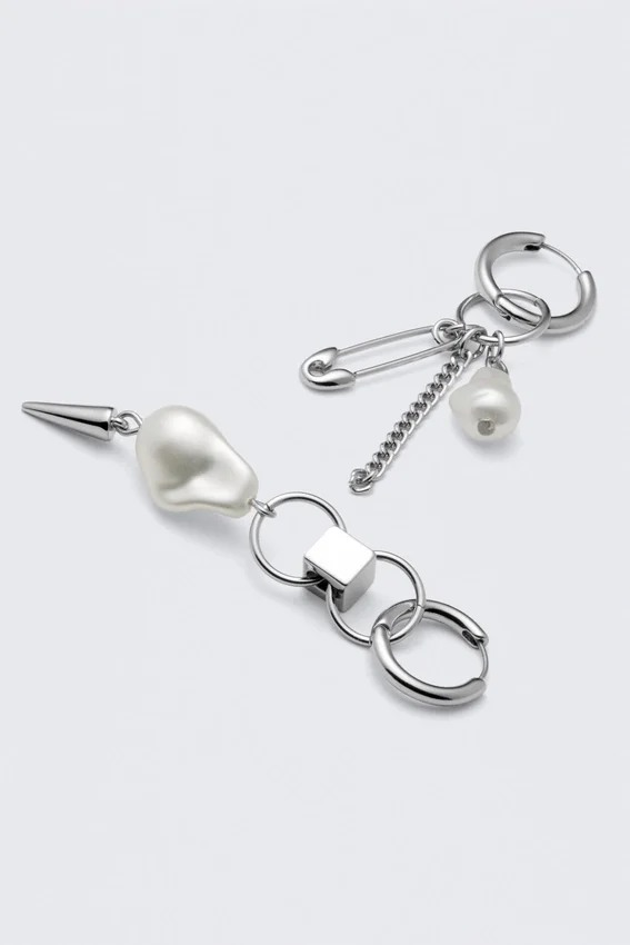 Pendientes de aro asimétricos con perlas – Plata Pendientes de aro asimétricos con perlas – Plata
