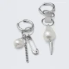 Pendientes de aro asimétricos con perlas – Plata Pendientes de aro asimétricos con perlas – Plata
