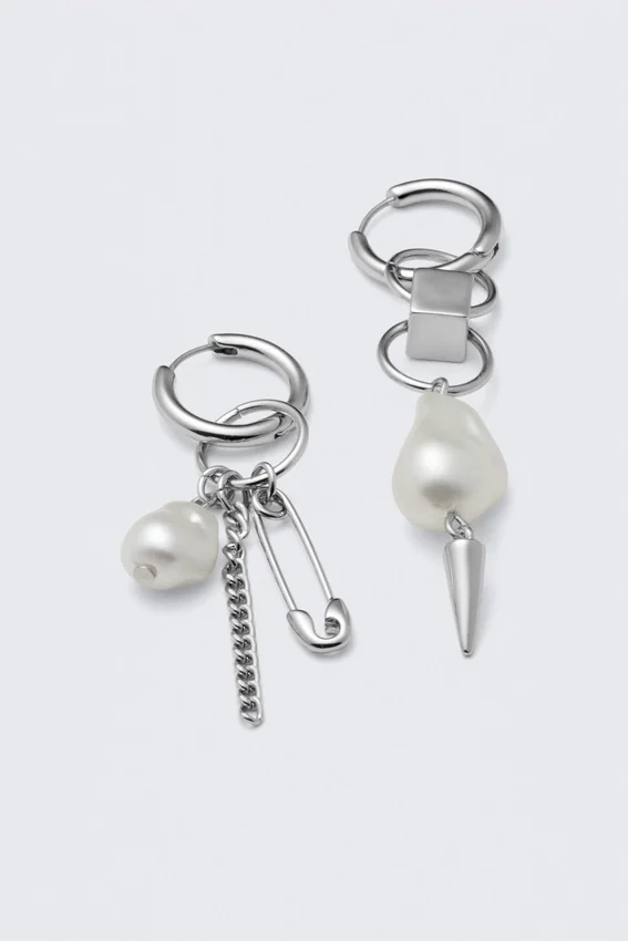 Pendientes de aro asimétricos con perlas – Plata Pendientes de aro asimétricos con perlas – Plata