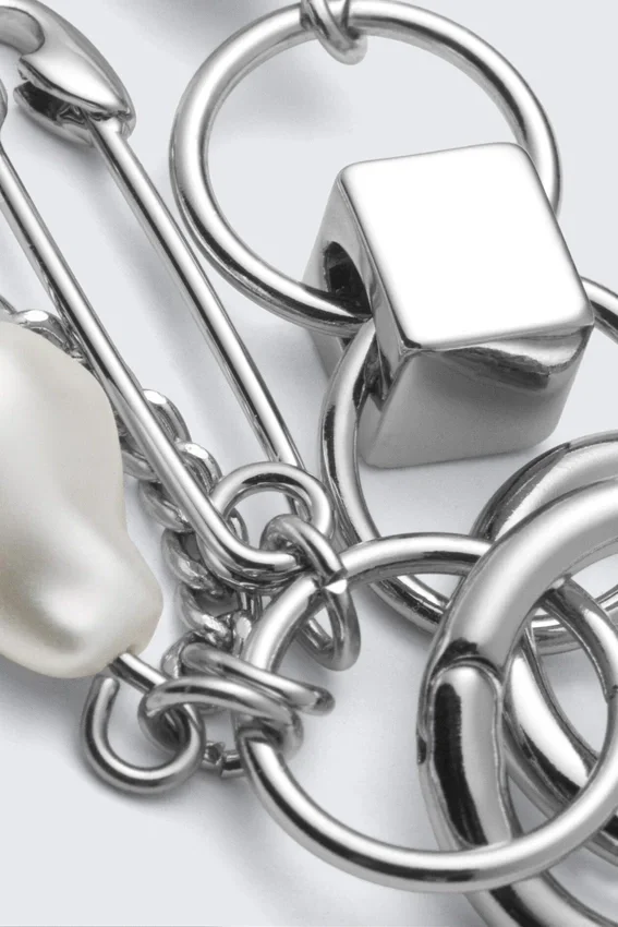 Pendientes de aro asimétricos con perlas – Plata Pendientes de aro asimétricos con perlas – Plata