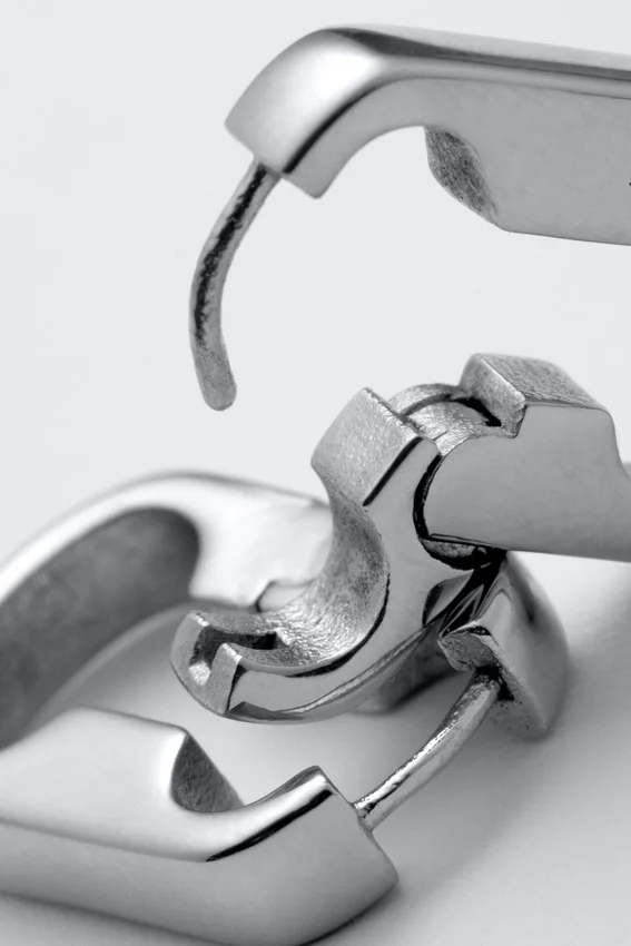 Pendientes de aro con eslabones de cadena de acero inoxidable – Plata Pendientes de aro con eslabones de cadena de acero inoxidable – Plata