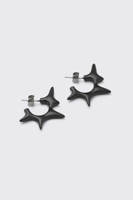 Pendientes de aro con puntas – Negro Pendientes de aro con puntas – Negro